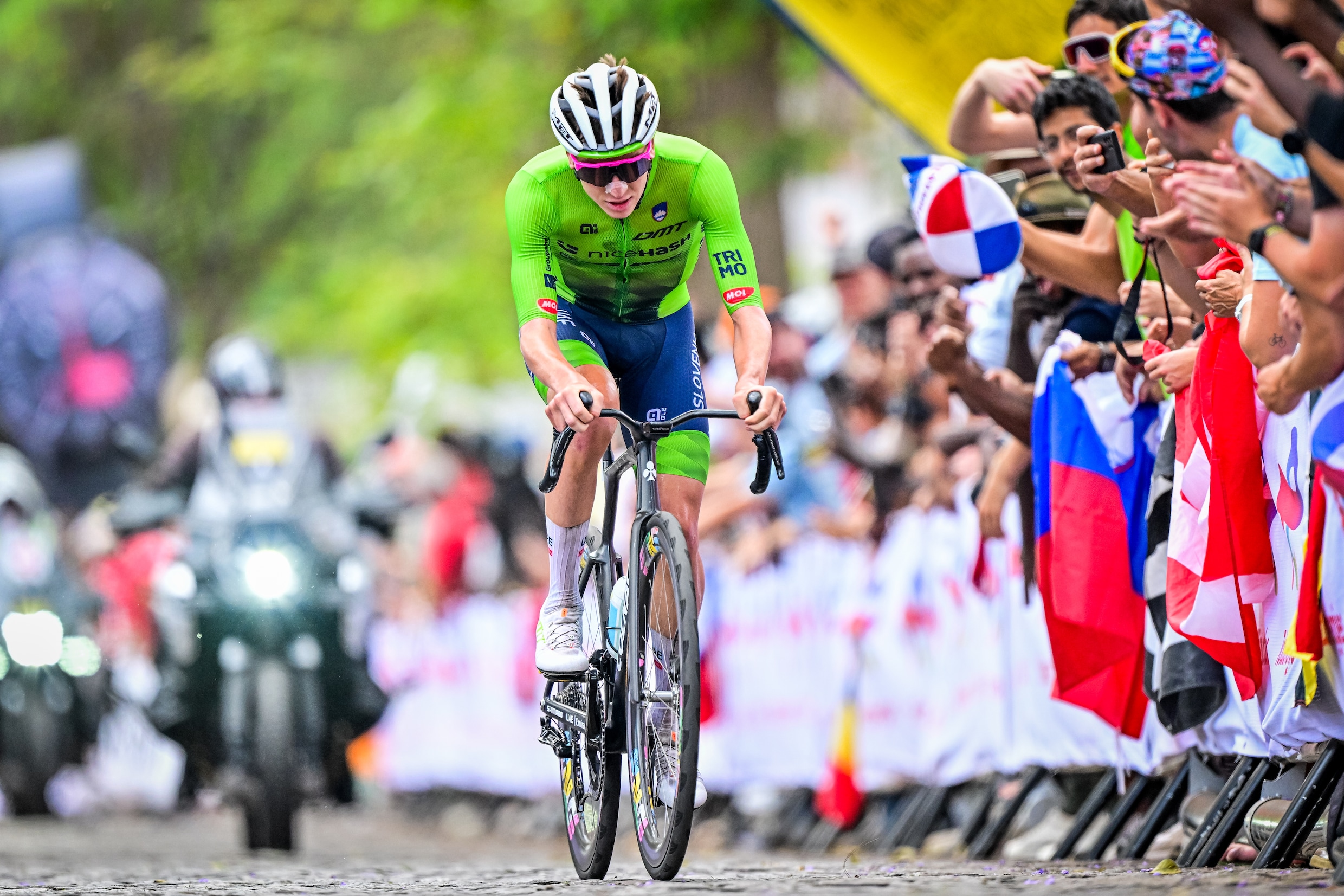 Pogacar prolongeert zijn wereldtitel na oppermachtige solo, Evenepoel ...