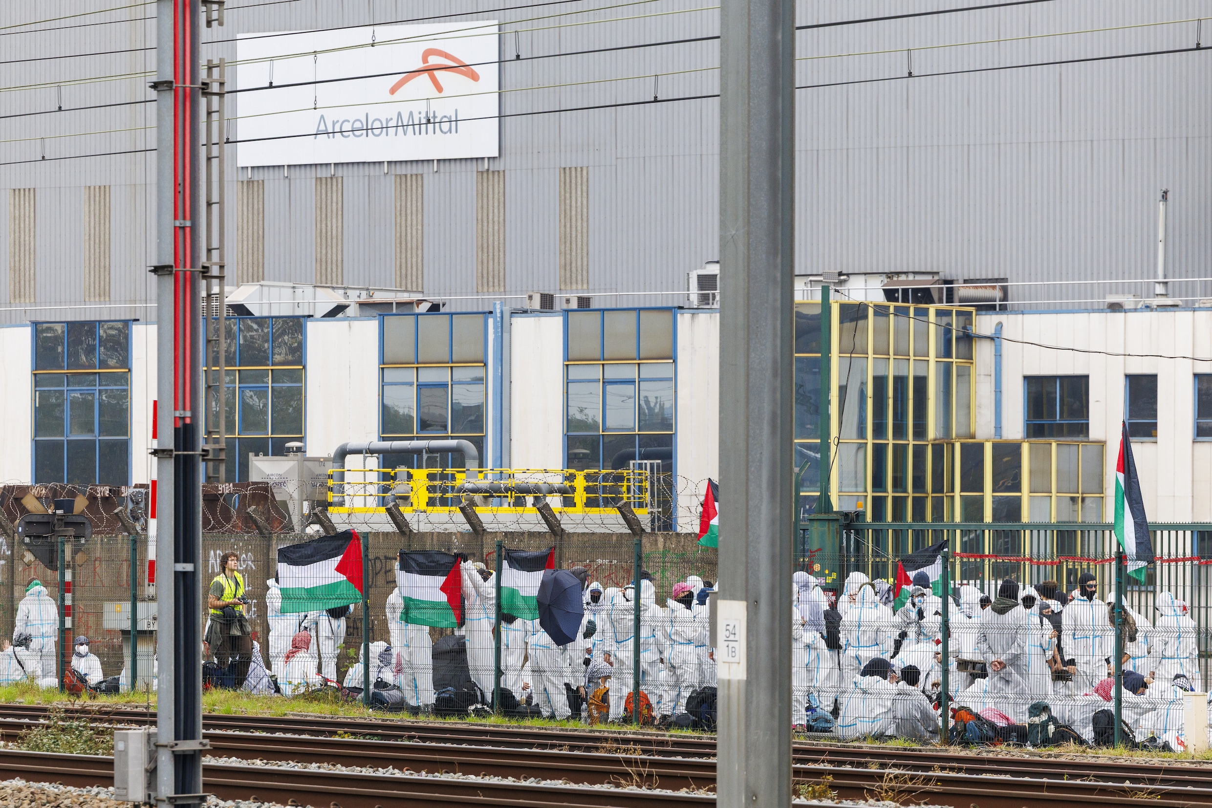 Activisten van Code Rood blokkeren staalfabriek in Charleroi, in ...
