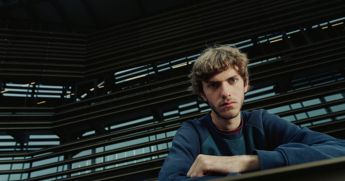 Het zou mooi zijn als mijn deelname clichés over autisme kan bijstellen,  maar ik wil het spelletje vooral winnen': 'Slimste Mens'-revelatie Felix  Heremans | De Morgen