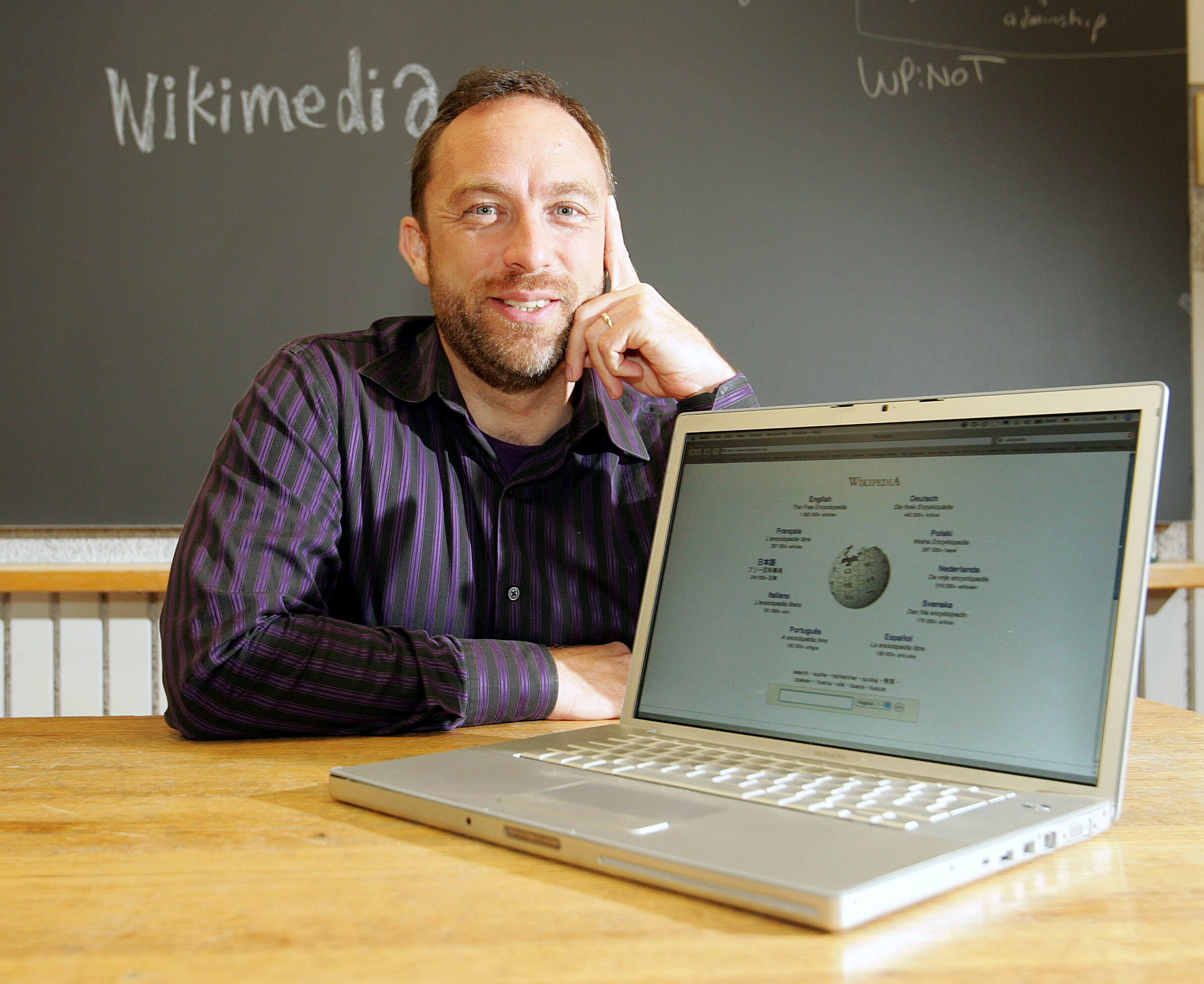 Jimmy Wales in 2006: ‘Iets wat zwaar op ons drukt, zijn vrijwilligers die zich in gevaarlijke omstandigheden bevinden, en het is van cruciaal belang dat zij veilig blijven.’