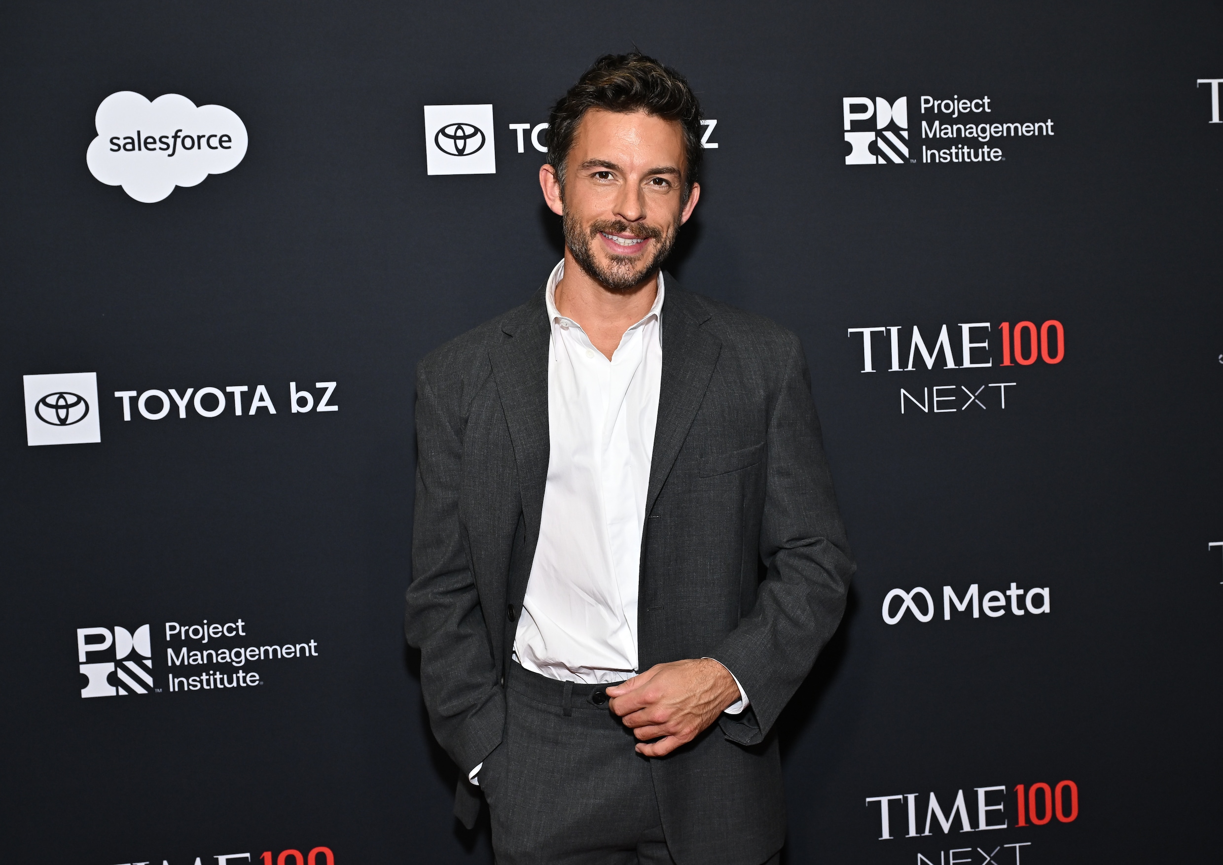 Jonathan Bailey mag zich de ‘sexiest man alive’ noemen | De Morgen