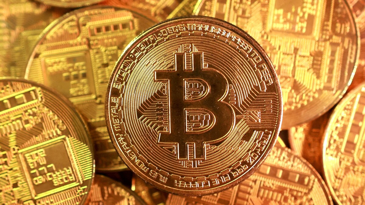 Bitcoin ziet jaarwinst van ongeveer 30 procent volledig verdwijnen en zakt  maand na recordniveau helemaal weg | De Morgen