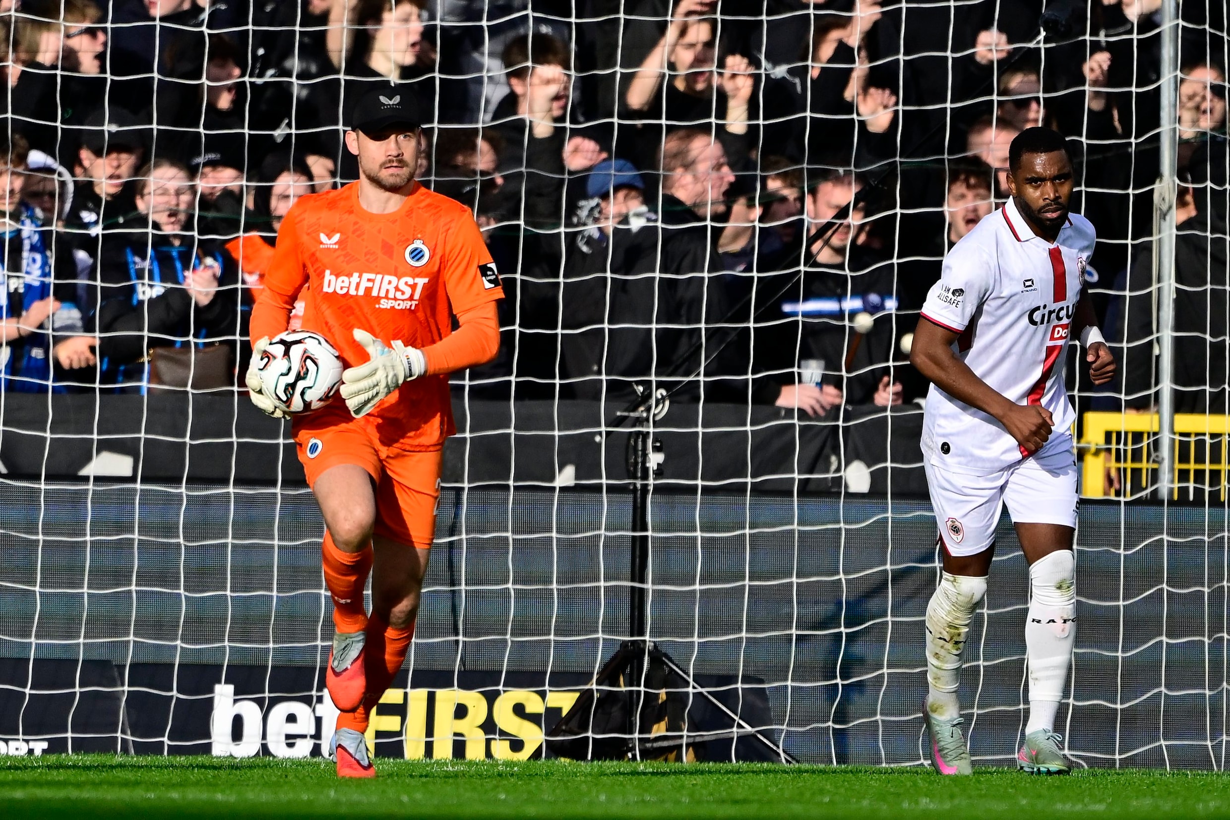Keeperscrisis dreigt voor Club Brugge: Mignolet al na 45 minuten ...