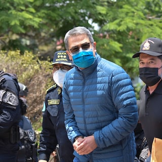 Met dank aan Trump keert veroordeelde narcopresident Hernández terug naar Honduras