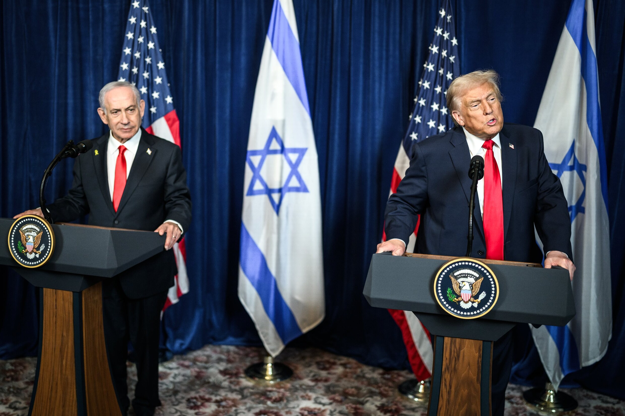 ‘Ken je het beeld van de hond die begint te kwispelen, waarna hij achter zijn staart aan gaat? Netanyahu is de staart, Trump de hond.’