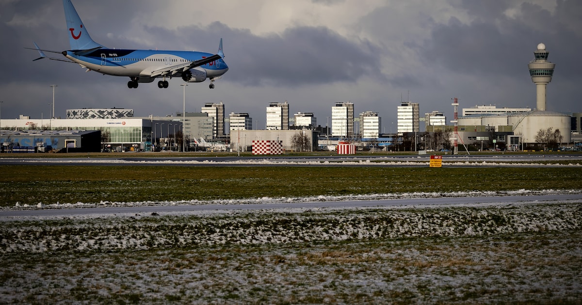 Honderden vluchten geschrapt op Schiphol door winterweer