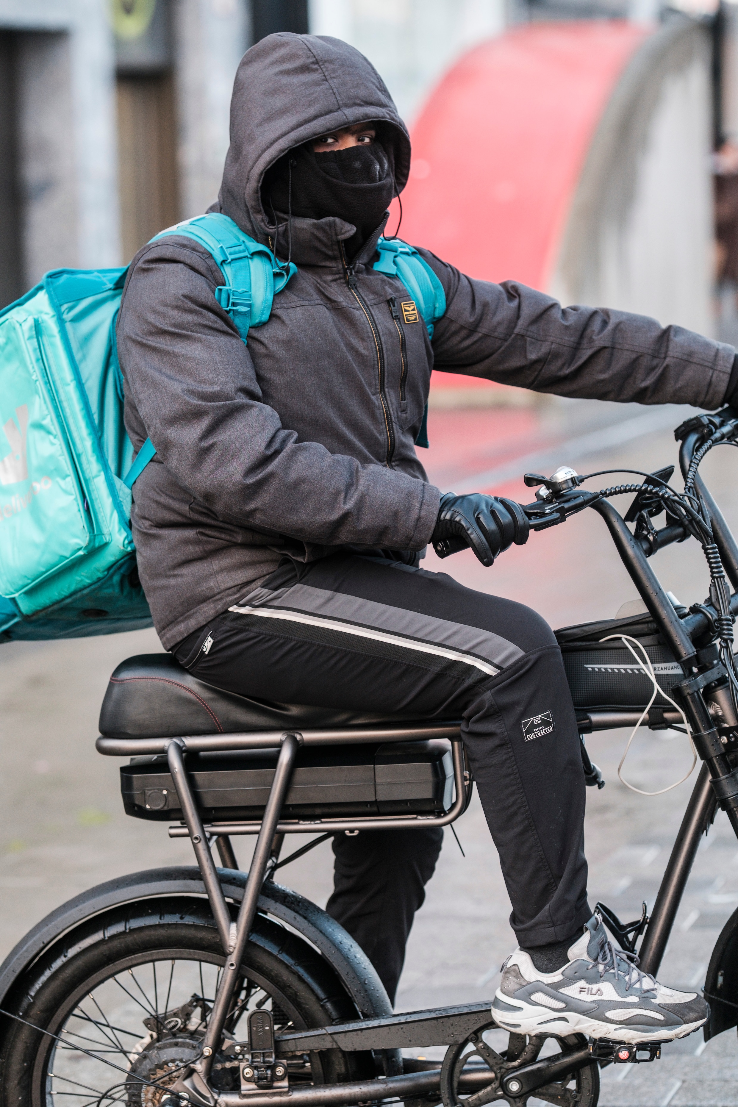 ‘Ik ben vandaag al vier keer bijna uitgegleden’: maaltijdbezorgers ...