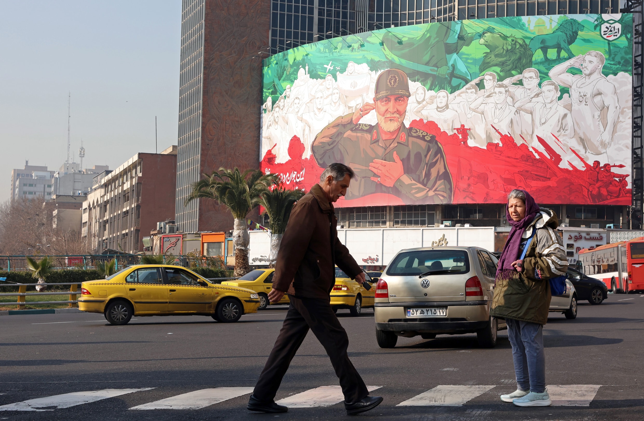 Twee Iraanse Vrouwen In Het Historische Huis Van Tabatabaei, Kashan, Iran Redactionele Stock