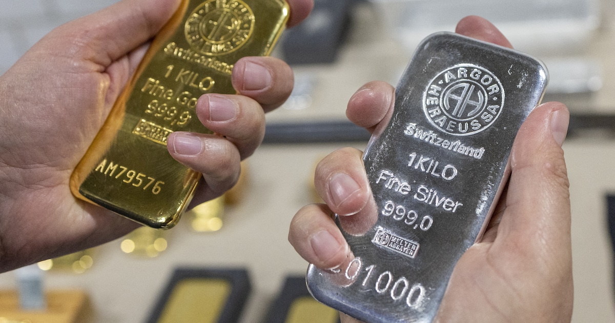 Goudrally dendert voort, terwijl Trump dollar naar laagste punt in vier jaar brengt