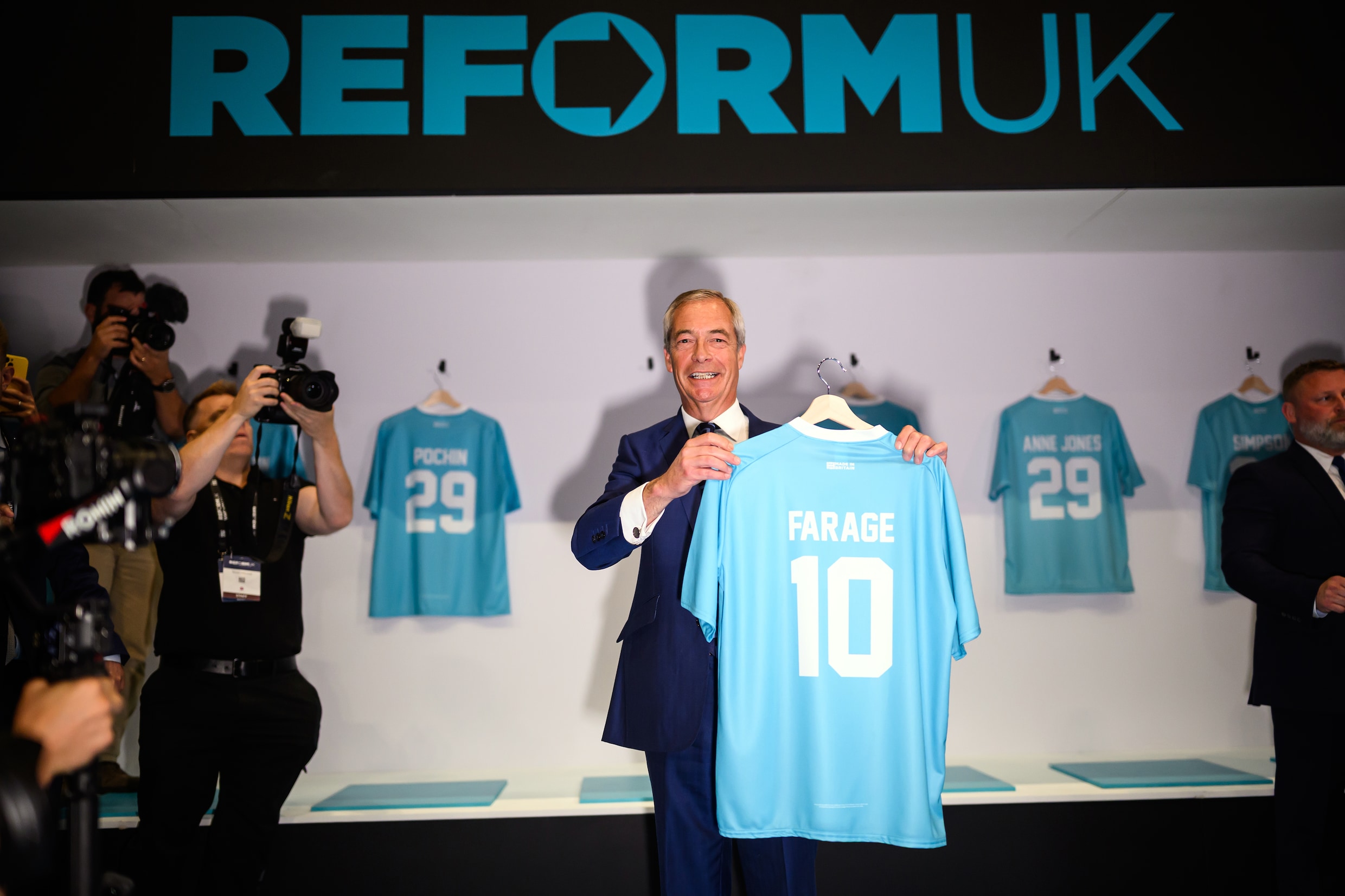 Britse politici weten: scoren bij het volk doe je via het voetbal | De ...