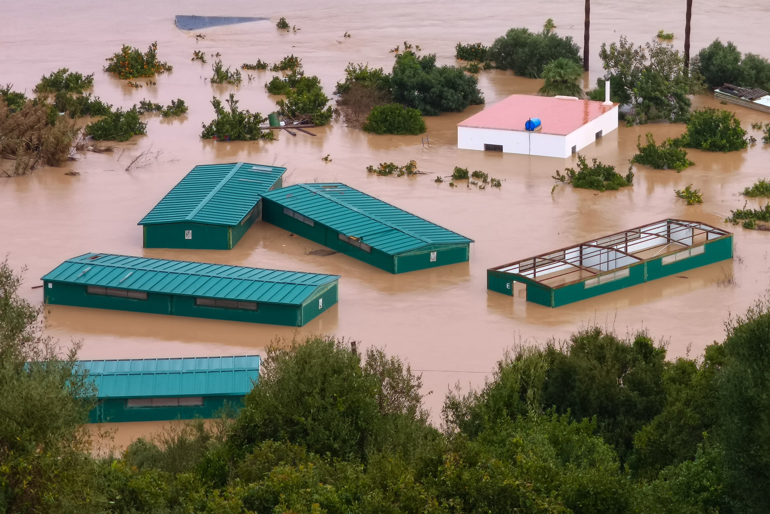 Noodweer teistert Portugal, Spanje en Marokko: wegen en treinsporen