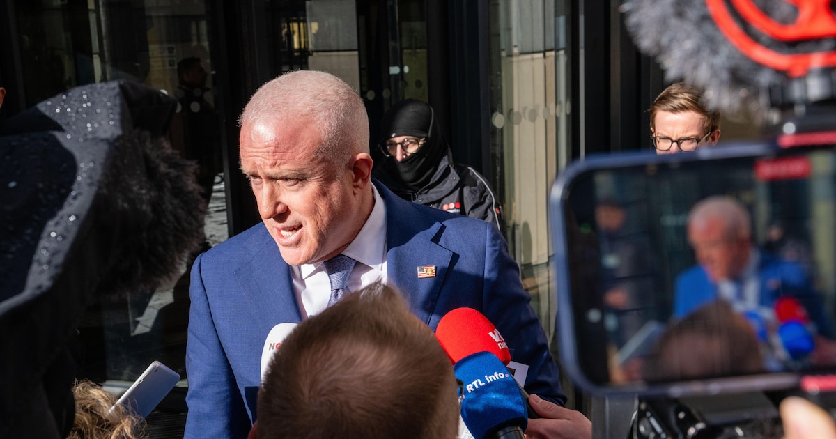 De Amerikaanse ambassadeur Bill White gewoon op het vliegtuig zetten, mag België dat eigenlijk doen?