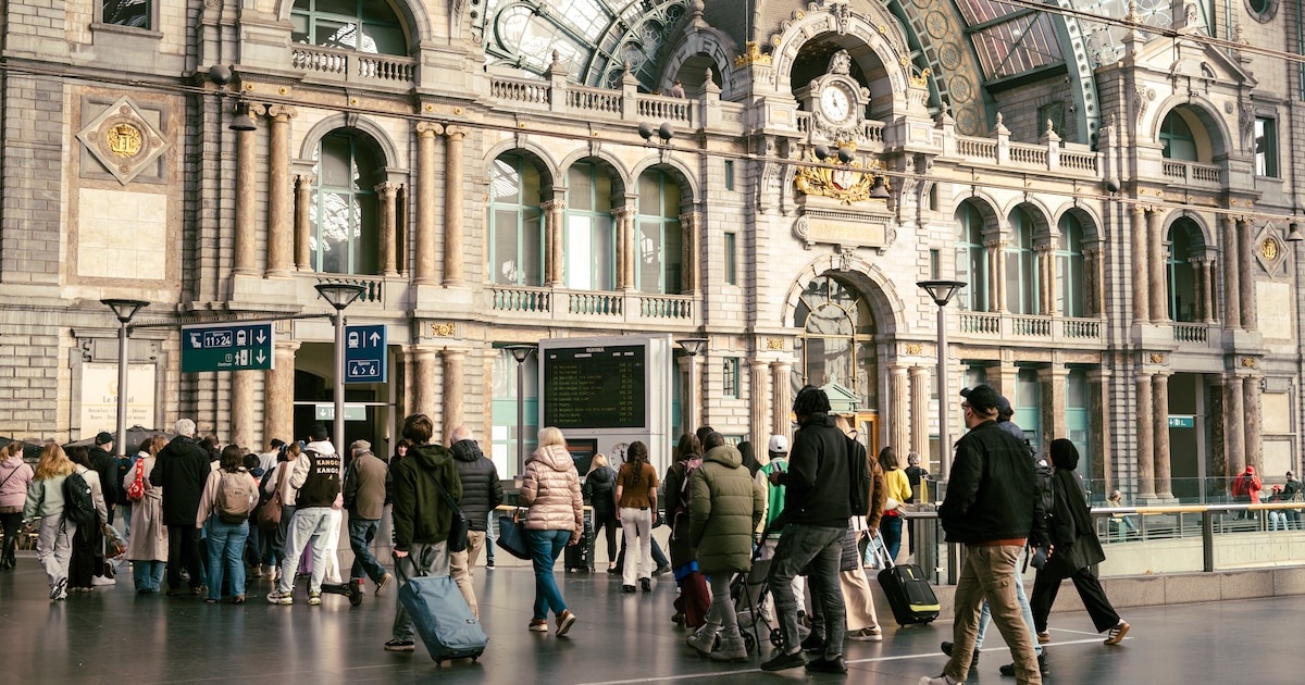 ‘Heeft het spoorpersoneel het eigenlijk wel zo slecht?’: drie pendelaars over de treinstakingen