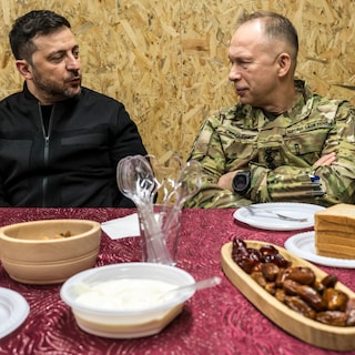 Zelensky Holds Talks with Military Leadership After Week of Protests Against Army Chief