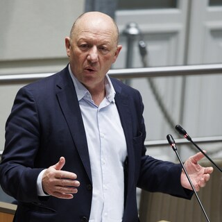 Sociale woonblok met appartementgebouw en groene ruimte