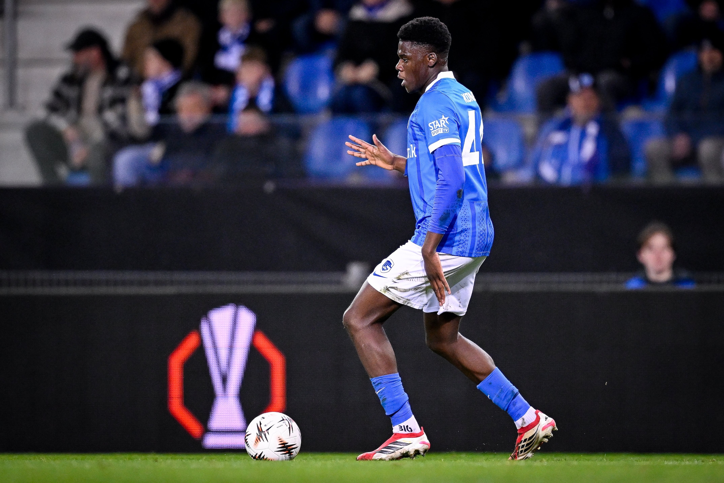 Racing Genk dwingt goede uitgangspositie af: Limburgers winnen dankzij  fraaie goal van Zakaria El Ouahdi met 1-0 van Freiburg | De Morgen