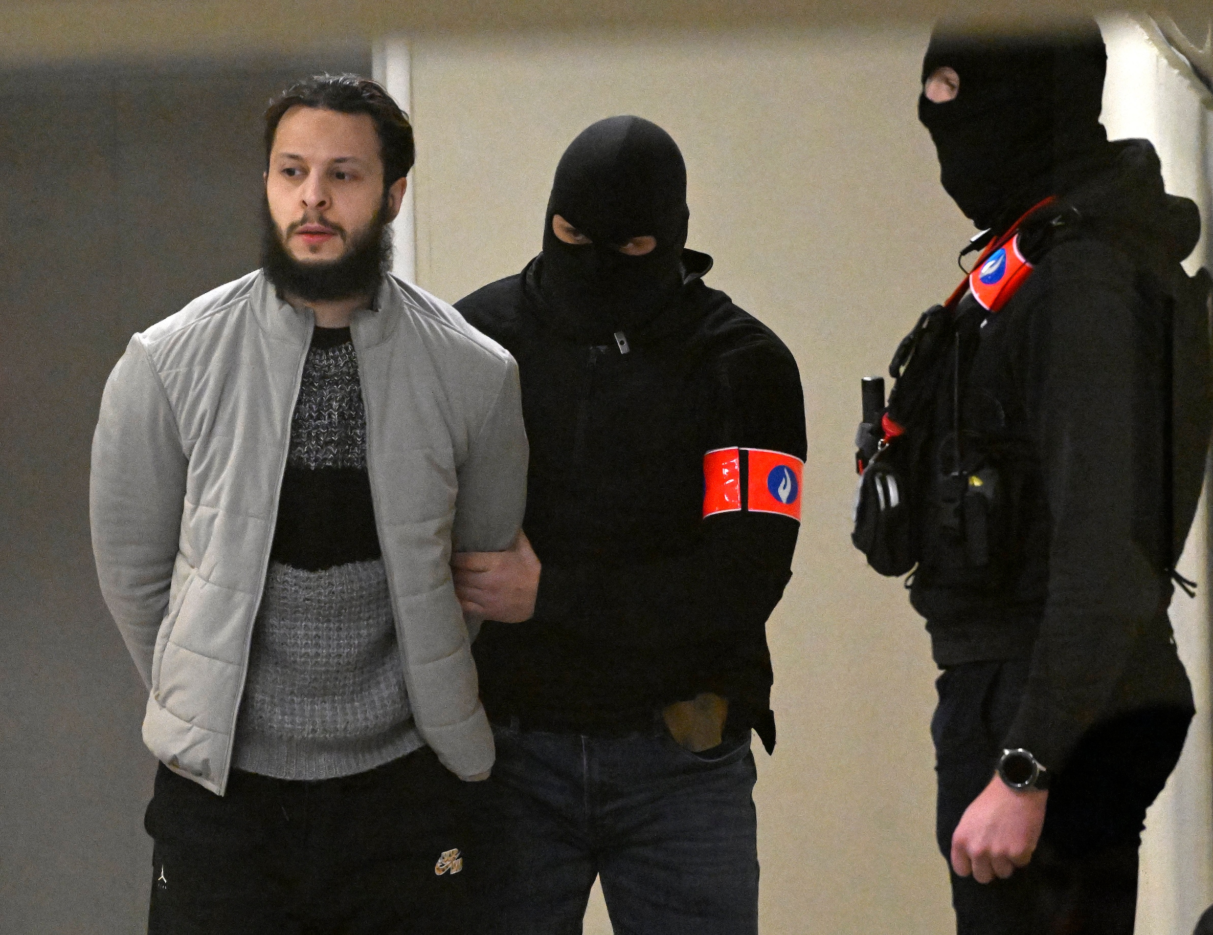 Moeder en zus van terrorist Salah Abdeslam opgepakt op parking van ...