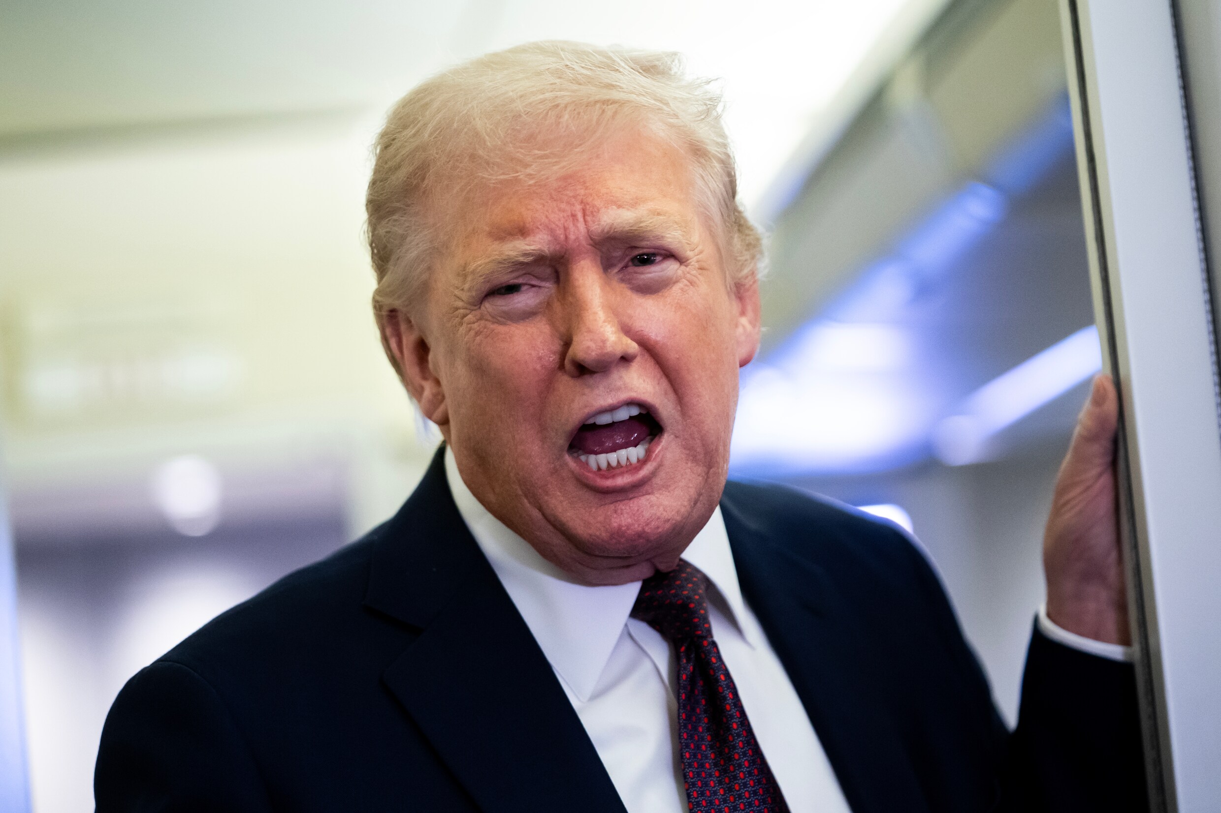 ‘Zoek geen ratio waar die niet te vinden is. Dat krijg je nu eenmaal met een halfwas ideoloog als Trump aan de knoppen. En de mensen rond hem zijn gevaarlijke types met een verwrongen wereldbeeld.’