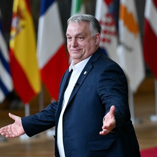 Gebouw van Europese instellingen in Brussel met vlaggen, symbool voor politieke invloed en lobbywerk
