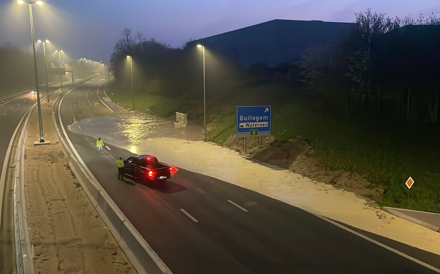 Opnieuw modderstroom op ring rond Kortrijk, net als vorige vrijdag: weg ...