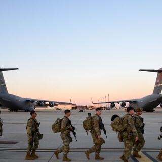 Amerikaanse parachutisten van de 82nd Airborne Division springen uit een militair transportvliegtuig tijdens een oefening