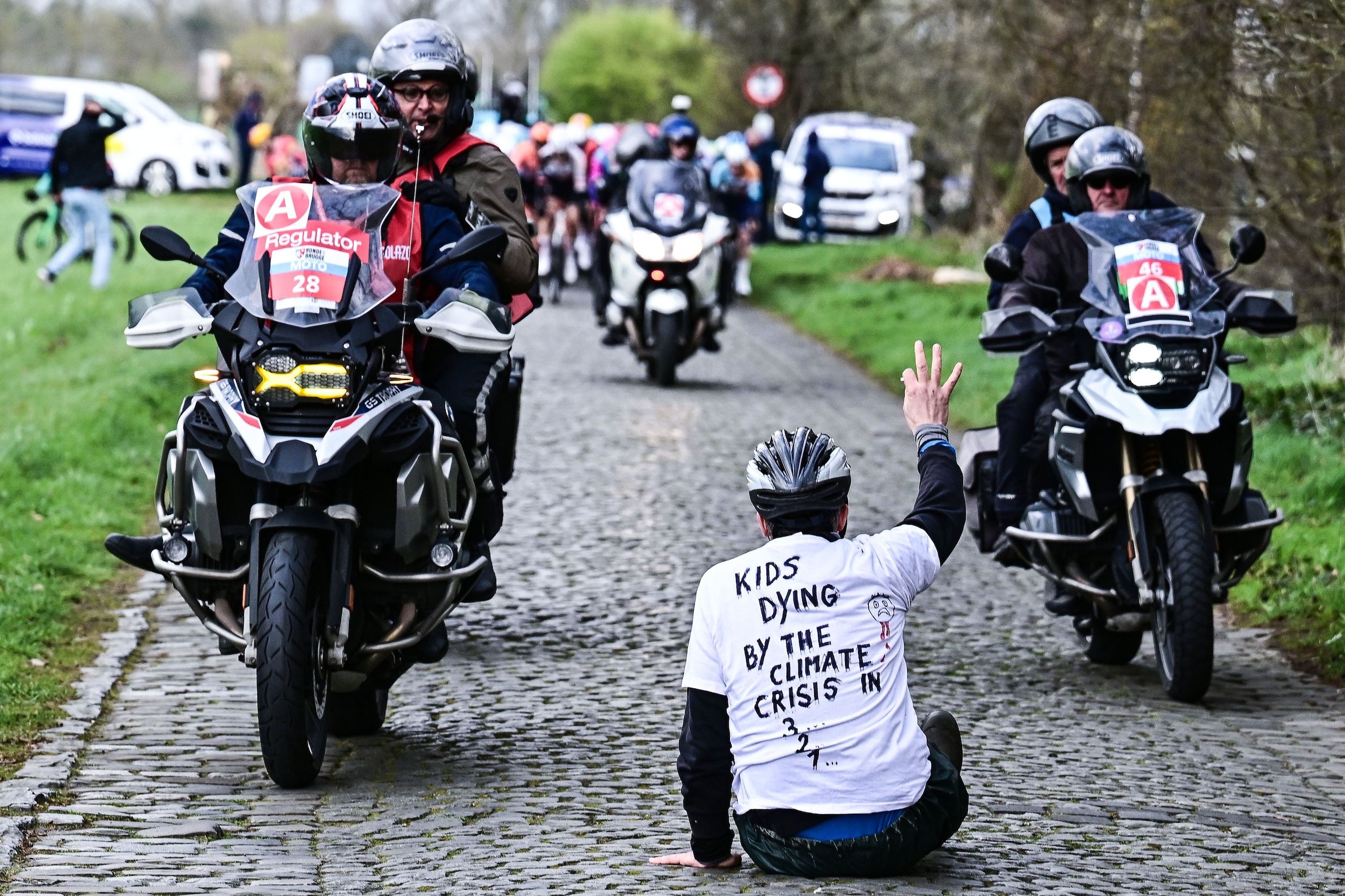 na-veroorzaken-valpartij-in-ronde-van-brugge-klimaatactivist-wouter