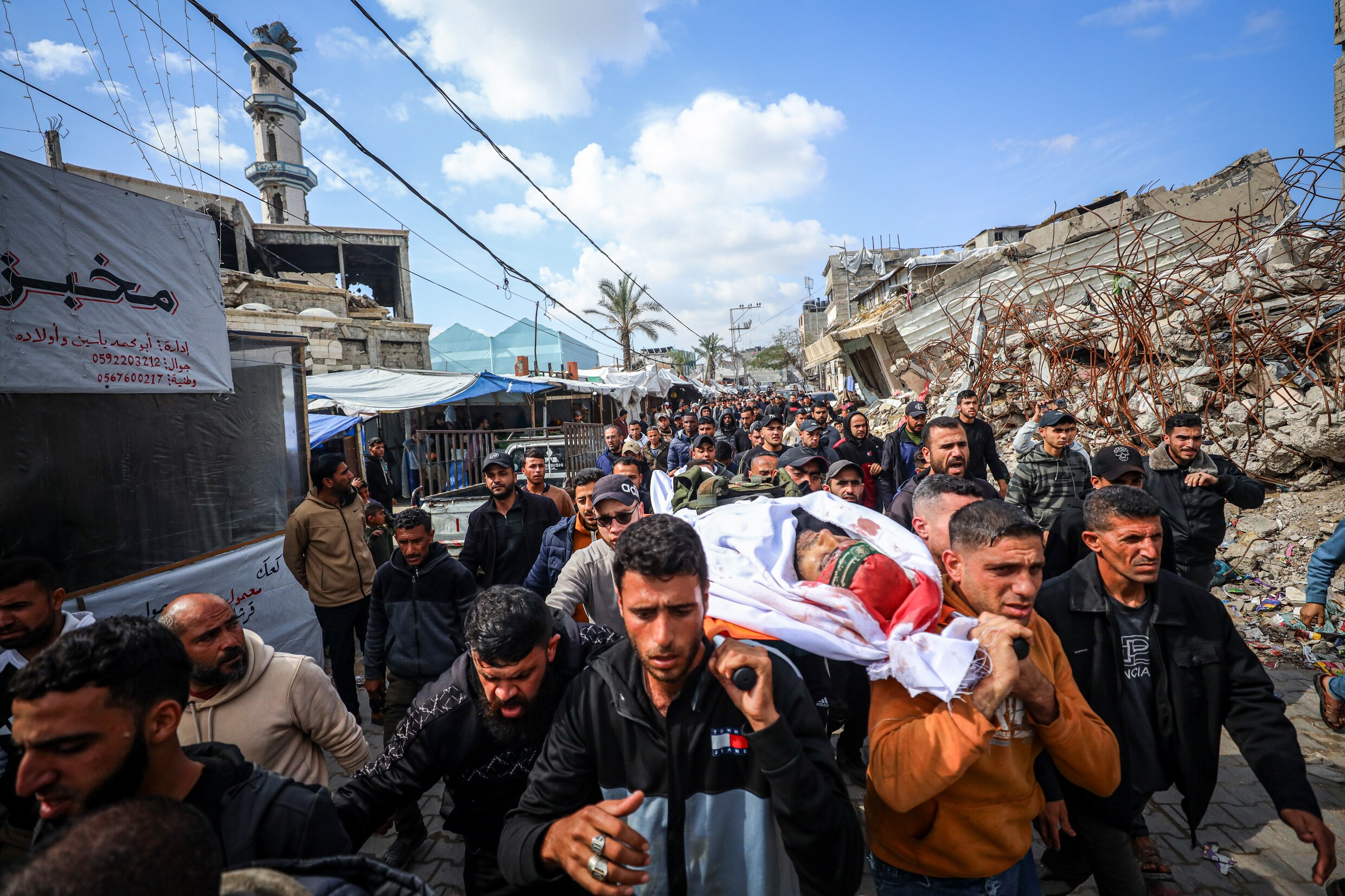 Palestijnen dragen leden van de Al-Qassam Brigades ten grave na een Israëlische aanval op Gaza-Stad.
