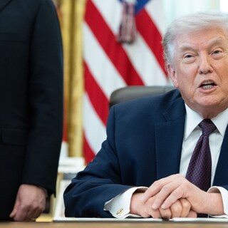 Iraanse en Amerikaanse vlaggen tegenover elkaar, symbool voor diplomatieke spanning tussen Teheran en Washington