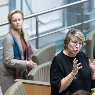 Cultuurminister Caroline Gennez aan een spreekgestoelte tijdens een persconferentie over cultuurbeleid