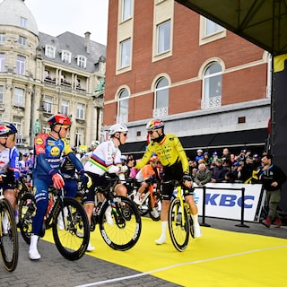 Peloton tijdens de start van de Ronde van Vlaanderen in Antwerpen met wielrenners en publiek
