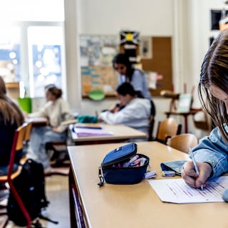 Vanaf 1 september grotere klassen in secundair onderwijs door besparingen minister Demir