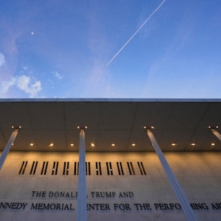 Live - Rechter beveelt dat naam van Trump verwijderd moet worden van Kennedy Center