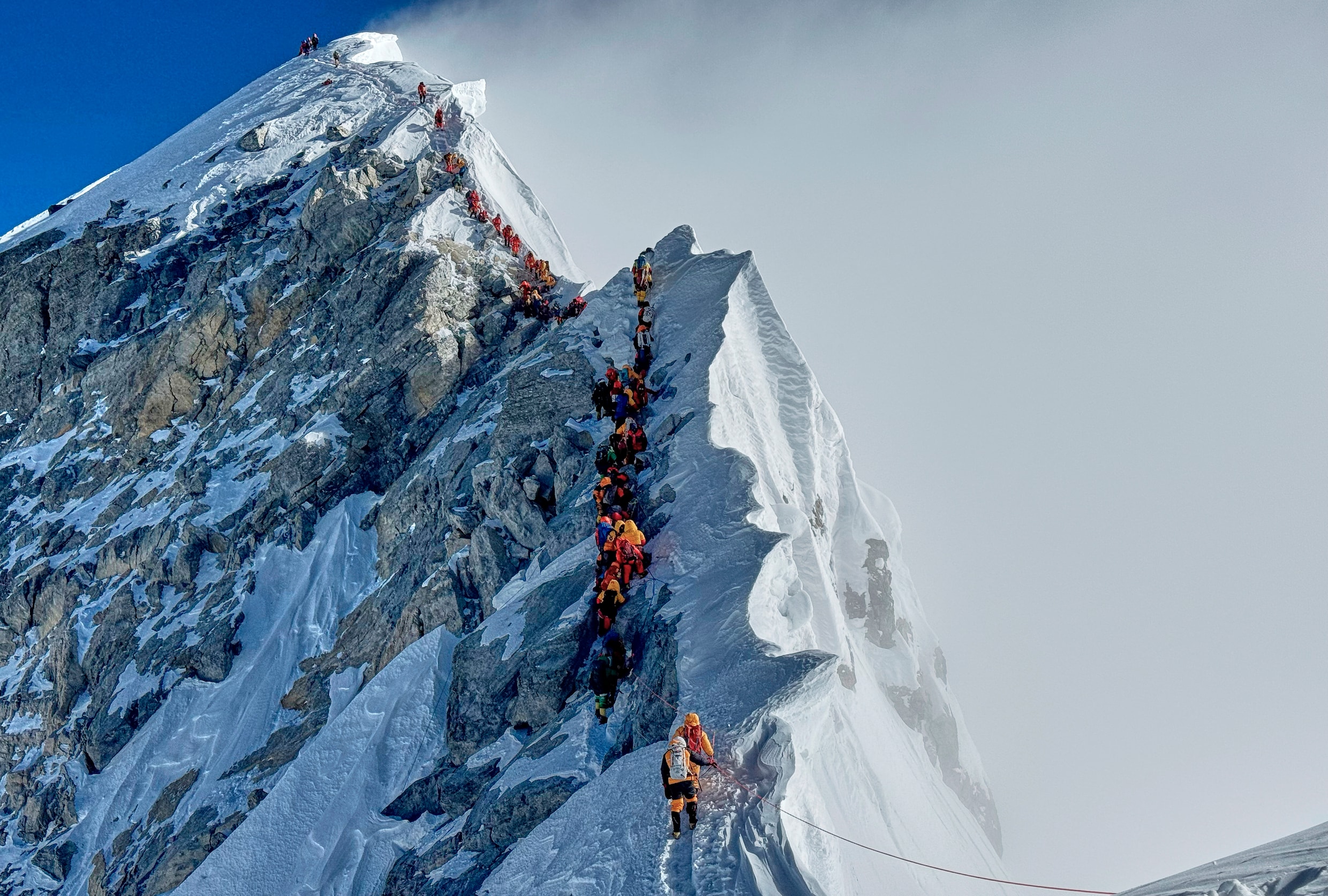 Record op Mount Everest: 274 alpinisten bereiken op één dag de top via ...