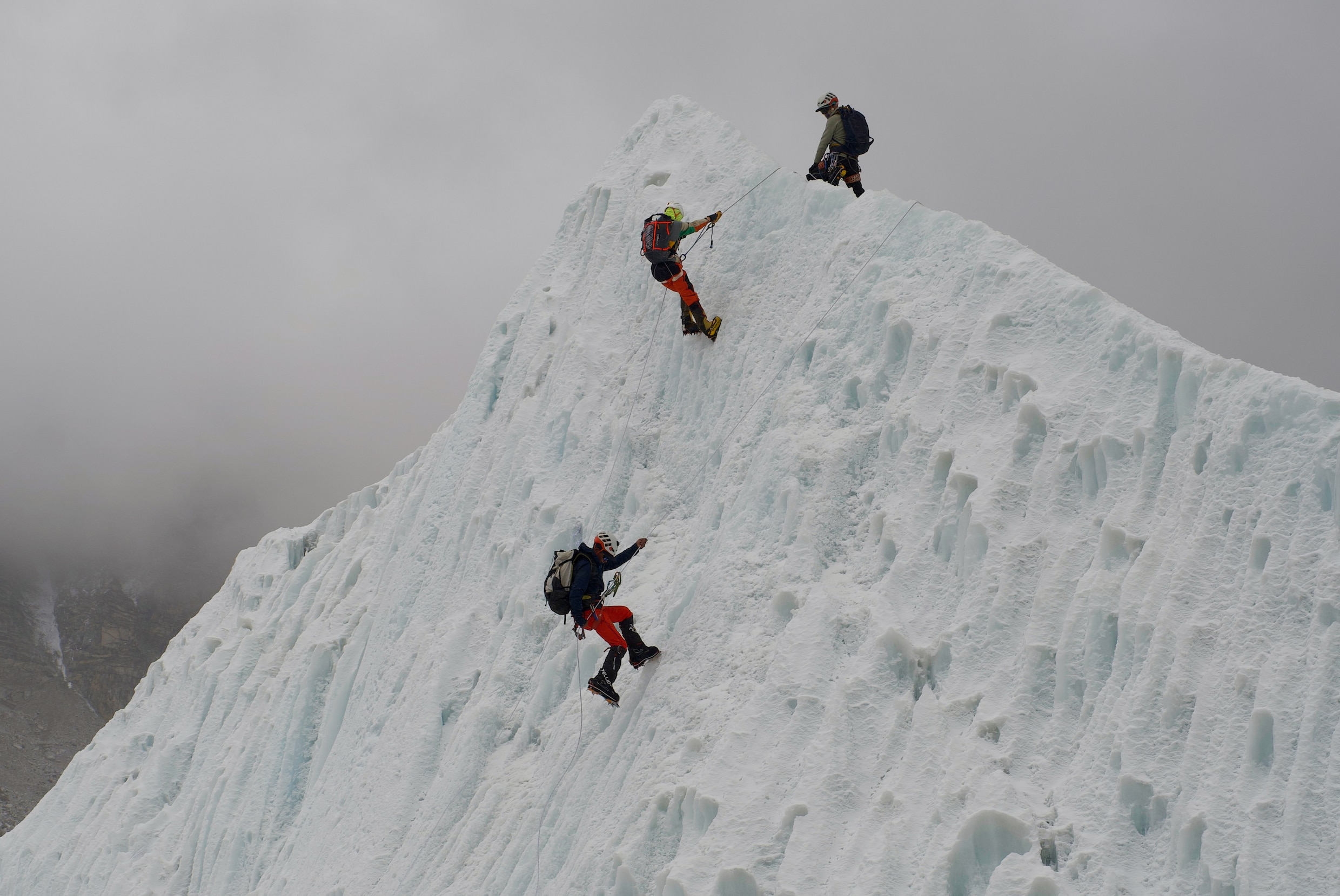 Record op Mount Everest: 274 alpinisten bereiken op één dag de top via ...