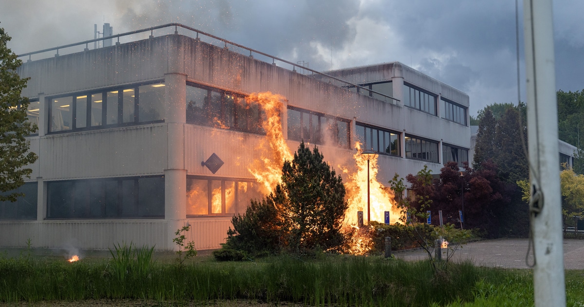 Brand gesticht tijdens betoging bij noodopvang voor asielzoekers in Nederlandse Loosdrecht