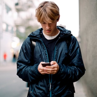 Ouders steunen het smartphoneverbod op school, maar zien weinig effect op schermtijd of cyberpesten