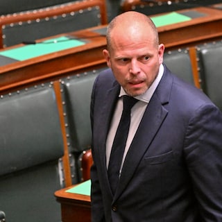 Live - Minister Francken legt legerdienst voor relschoppers 