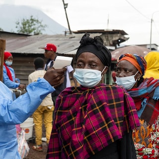 Moeizame strijd tegen ebola in Oost-Congo: ‘Het transport van een monster naar het lab kan een week duren’