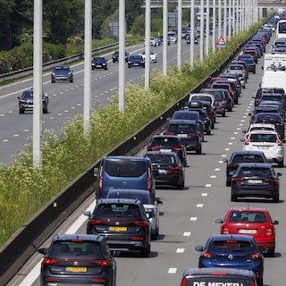 Eén rijstrook opnieuw vrij op E40 richting kust: vrachtwagen verliest grote hoeveelheid brandstof na ongeval in Jabbeke