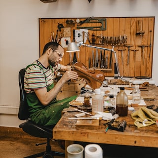 In het atelier van de instrumentenbouwers van de Koningin Elisabethwedstrijd: ‘Het is even mooi als zelf spelen’