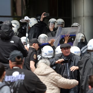 Politie bestormt hoofdkwartier oppositiepartij CHP om partijleider Özgür Özel af te zetten
