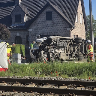 Live - ‘Slagbomen zouden gesloten zijn geweest’ bij botsing tussen schoolbusje en trein in Buggenhout • ‘Meerdere dodelijke slachtoffers’