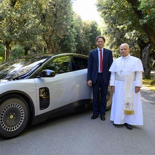 Ferraris eerste elektrische auto brengt recordbedrag van bijna 35 miljoen euro op ondanks kritiek