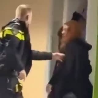 ▶ Zwangere vrouw in Nederlands asielcentrum hardhandig tegen de grond gewerkt: veel kritiek op aanpak politie