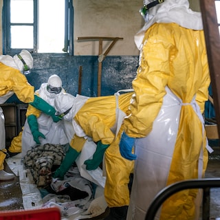 ‘Wij zijn hier om hen te redden. Zij denken dat we hen willen doden’: wantrouwen bemoeilijkt de strijd tegen ebola