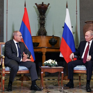 Desinformatie, ‘valse’ stemmen en handelsblokkades: zo probeert het Kremlin de verkiezingen in Armenië te beïnvloeden