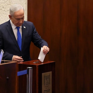 Van bijna een wereldmacht tot deurmat van Trump: hoe Netanyahu zijn greep op Israël én Amerika verliest