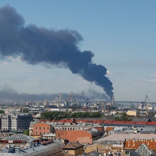 ▶ Live - Oekraïne. Ook Russisch oorlogsschip geraakt bij droneaanval op Sint-Petersburg • Nog steeds dikke rookwolk boven stad
