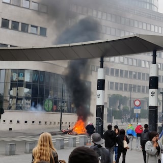 Brusselse politie zet traangas in nadat Franstalig onderwijsprotest uit de hand loopt: ‘Vermijd het centrum’
