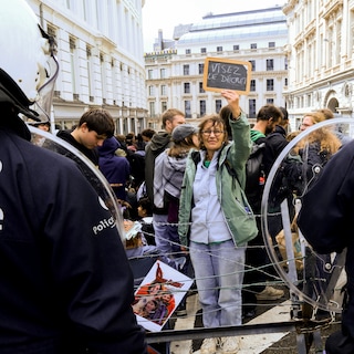 Live - Na fel protest: besparingsplannen in Franstalig onderwijs goedgekeurd door parlement